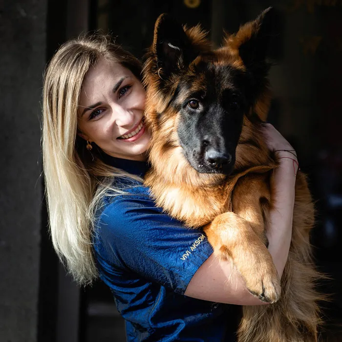 Vita Zelne holder rundt schäferen Freja, sin egen hund.